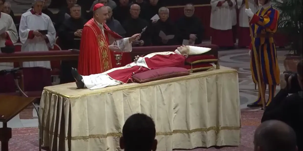 Pope Benedict Xvi Passes (1)
